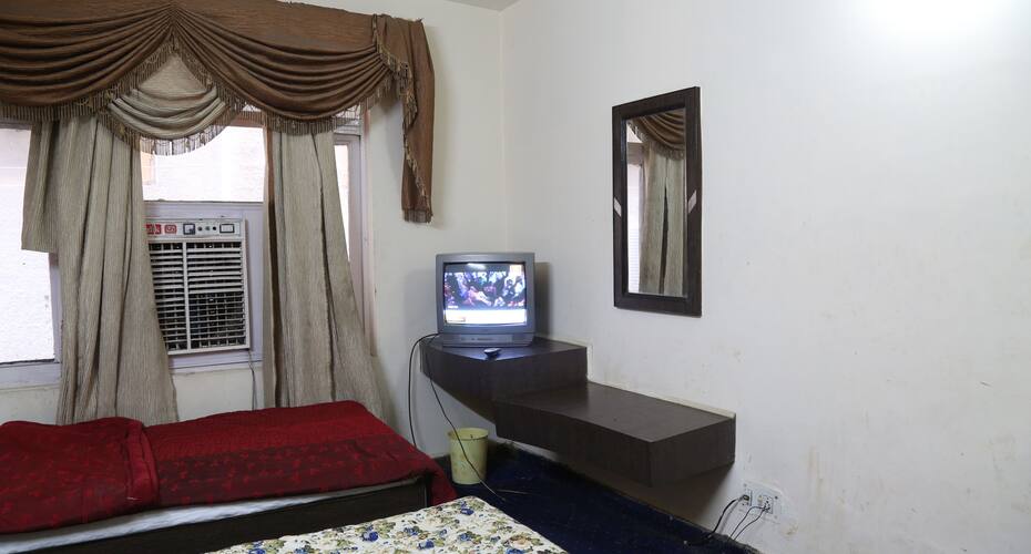 Damini Hotel, Katra 4